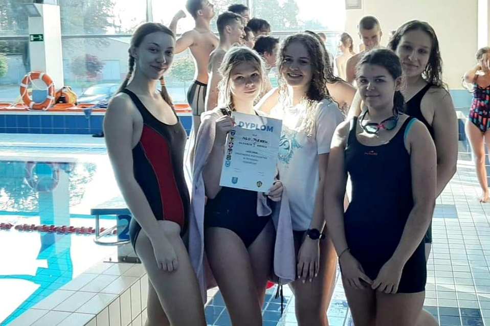 Na zdjęciu dziewczęta w strojach pływackich