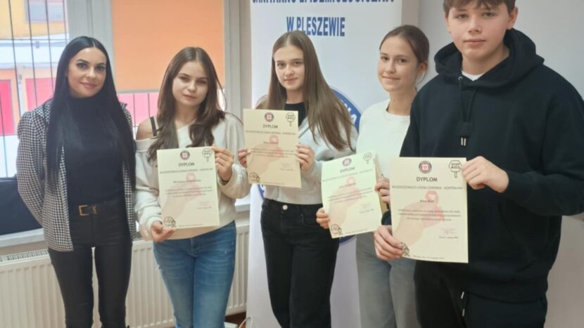 uczniowie w sanepidzie